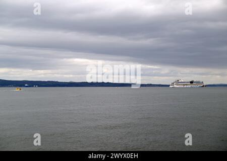 Edinburgh Schottland, Vereinigtes Königreich 8. April 2024. Ein Tender Newhaven Harbour bringt Passagiere vom Kreuzfahrtschiff AIDAdiva. Credit sst/alamy Live News Stockfoto