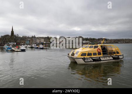 Edinburgh Schottland, Vereinigtes Königreich 8. April 2024. Ein Tender Newhaven Harbour bringt Passagiere vom Kreuzfahrtschiff AIDAdiva. Credit sst/alamy Live News Stockfoto