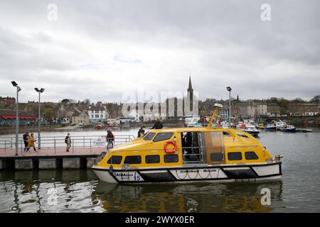 Edinburgh Schottland, Vereinigtes Königreich 8. April 2024. Ein Tender Newhaven Harbour bringt Passagiere vom Kreuzfahrtschiff AIDAdiva. Credit sst/alamy Live News Stockfoto