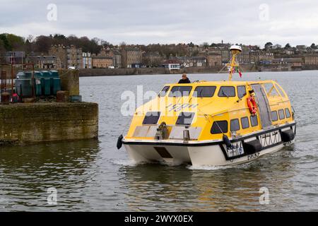 Edinburgh Schottland, Vereinigtes Königreich 8. April 2024. Ein Tender Newhaven Harbour bringt Passagiere vom Kreuzfahrtschiff AIDAdiva. Credit sst/alamy Live News Stockfoto