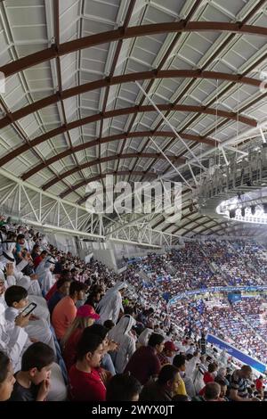 Menschenmassen beobachten das Eröffnungsspiel im Stadion. Al Janoub Stadium, auch bekannt als Al Wakrah Stadium, Doha, Katar. Architekt: Zaha Hadid Architects, 2019. Stockfoto