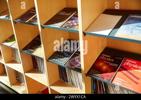 Wissenschaftszeitschriften. Ruhebereich. CIC nanoGUNE. Nano Science Genossenschaftsforschungszentrum. Donostia. San Sebastian. Gipuzkoa. Baskenland. Spanien. Stockfoto