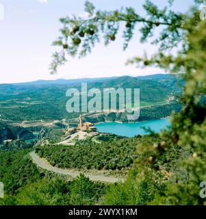 El Grado Reservoir und Heiligtum, Torreciudad. Provinz Huesca. Spanien. Stockfoto