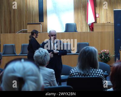 Wien, Österreich, Österreich. April 2024. WOLFGANG SOBOTKA, Präsident des Österreichischen Nationalrates, kehrt nach einer Festveranstaltung zum Internationalen Roma-Tag in der Nationalratshalle des Österreichischen Parlaments in Wien an seinen Sitz zurück. (Kreditbild: © Bianca Otero/ZUMA Press Wire) NUR REDAKTIONELLE VERWENDUNG! Nicht für kommerzielle ZWECKE! Stockfoto