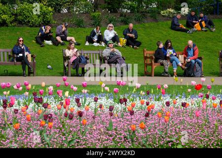 London, UK, 8. April 2024. Besucher der Victoria Embankment Gardens genießen den Sonnenschein und die milderen Temperaturen, nachdem die windigen Bedingungen nachlassen. Quelle: Eleventh Photography/Alamy Live News Stockfoto