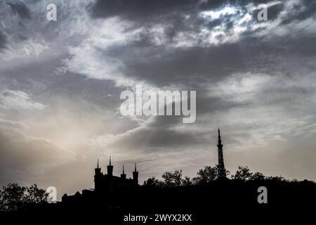 © Nicolas Liponne/MAXPPP - Lyon 08/04/2024 © Photographie de Nicolas Liponne/MaxPPP. Lyon, Frankreich. April 2024. Du sable visible dans le ciel au-dessus de la Basilique de Fourvière et de la Tour métallique de Fourvière lors du Passage d'un nuage de sable en Provenance du Sahara, favorisé par une Masse d'Air chaud et d'un vent fort au-dessus du sud de la France. Le phénomène météo qui a commencé le samedi 6 avril devrait se terminer dans la journée du mardi 9 avril. Sahara-Sand in der Luft über Lyon, Frankreich, 8. april 2024 Credit: MAXPPP/Alamy Live News Stockfoto