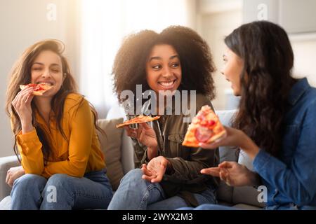 Freunde teilen sich Pizza in einer intimen Umgebung Stockfoto