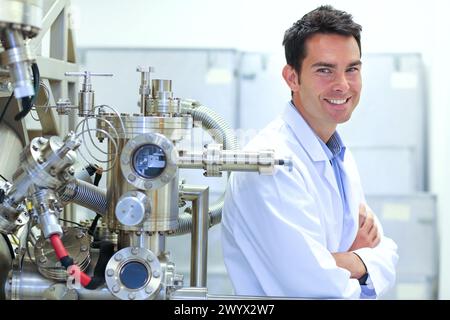 Forscher. Oberflächenspektrometer, Photoelektronenspektroskopie, Schneckenelektronenspektroskopie, AES, VG Scientific ESCAlab 200D Oberflächenanalysegeräte. Technologische Dienstleistungen für die Industrie. Tecnalia Research & Innovation, Donostia, San Sebastian, Gipuzkoa, Baskenland, Spanien. Stockfoto