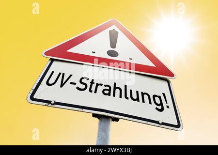 FOTOMONTAGE, Gefahrenschild UV-Strahlung *** FOTOMONTAGE, UV-Strahlung Gefahrenzeichen Stockfoto