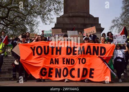 London, Großbritannien. April 2024. Jugendarbeit, eine pro-palästinensische und klimaaktivistische Gruppe, marschierte in Zentral-London und forderte ein Waffenembargo gegen Israel, während die Kämpfe in Gaza fortgesetzt werden. Die Gruppe fordert auch, dass die britische Regierung keine Öl- und Gaslizenzen mehr ausstellt. Quelle: Vuk Valcic/Alamy Live News Stockfoto
