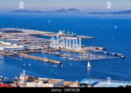 Puerto y Ria de Vigo, Vista desde Parque Monte do Castro, Al fondo Islas Cies, Vigo, Pontevedra, Galicien, Spanien. Stockfoto