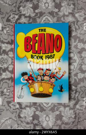 Nahaufnahme der Bash Street Kids auf dem Cover des Beano Book 1987 Stockfoto