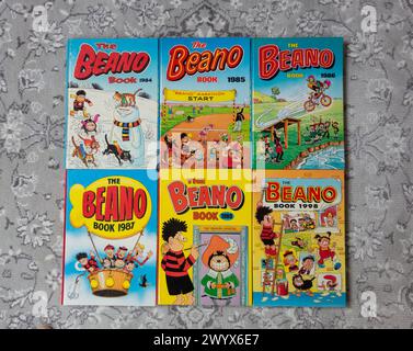 Nahaufnahme einer Auswahl an farbenfrohen Beano Book Annuals und Covern Stockfoto