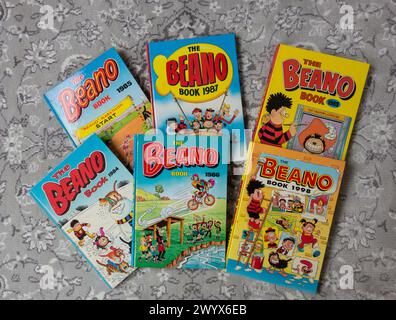 Nahaufnahme einer Auswahl an farbenfrohen Beano Book Annuals und Covern Stockfoto