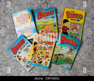 Nahaufnahme einer Auswahl an farbenfrohen Beano Book Annuals und Covern Stockfoto
