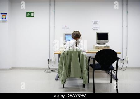 Student in der Bibliothek. Escuela Universitaria Politecnica, UPV (Universidad del Pais Vasco), Campus de Gipuzkoa. San Sebastián, Euskadi, Spanien. Stockfoto