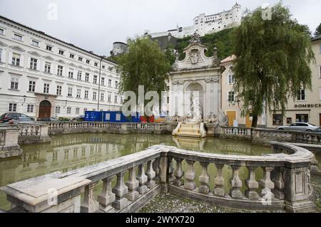 Kapitelschwemme, Pferdetrog aus dem 18. Jahrhundert auf dem Kapitel-Platz mit Hohensalzburg auf der Spitze, Salzburg. Österreich. Stockfoto