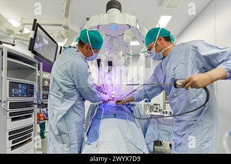 Chirurgische Behandlung von Prostatakrebs, radikale Prostatektomie, da Vinci chirurgischer Roboter, Team von Chirurgen der Ärzte Madina & Azparren, Urologie, Chirurgie, OP, Onkologikoa Krankenhaus, Institut für Onkologie, Fallzentrum für Prävention, Diagnose und Behandlung von Krebs, Donostia, San Sebastian, Gipuzkoa, Baskenland, Spanien, Europa. Stockfoto