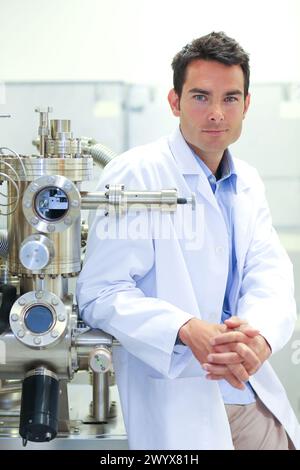 Forscher. Oberflächenspektrometer, Photoelektronenspektroskopie, Schneckenelektronenspektroskopie, AES, VG Scientific ESCAlab 200D Oberflächenanalysegeräte. Technologische Dienstleistungen für die Industrie. Tecnalia Research & Innovation, Donostia, San Sebastian, Gipuzkoa, Baskenland, Spanien. Stockfoto