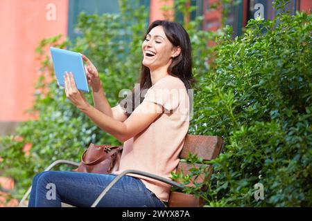 35 Frau mit Tablet im Park. Donostia. San Sebastian. Gipuzkoa. Baskenland - Spanien. Stockfoto