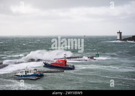 Le Conquet, Frankreich. April 2024. © PHOTOPQR/OUEST FRANCE/GUILLAUME SALIGOT/OUEST-FRANCE ; Le Conquet ; 08/04/2024 ; Tempete Pierrick, Coup de Vent sur le Finistere en alerte orange vagues - Submersion - Vents Violents sur le littoral . ICI les vagues s' ecrasent sur la digue du Conquet devant des bateaux et notamment un bateau de la SNSM avec le phare de Kermorvan en Fond ( Finistere ). Foto : Guillaume Saligot/Ouest-France Bilder von Sturm in der französischen bretagne am 8. April 2024. Quelle: MAXPPP/Alamy Live News Stockfoto