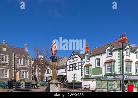 Statue von Prinz Llewelyn dem Großen, Häuser, Lancaster Square, Conwy, Wales, Großbritannien Stockfoto