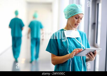 Chirurg mit Tablette im OP-Flur, Onkologikoa Krankenhaus, Onkologikoa Institut, Fallzentrum für Prävention, Diagnose und Behandlung von Krebs, Donostia, San Sebastian, Gipuzkoa, Baskenland, Spanien. Stockfoto