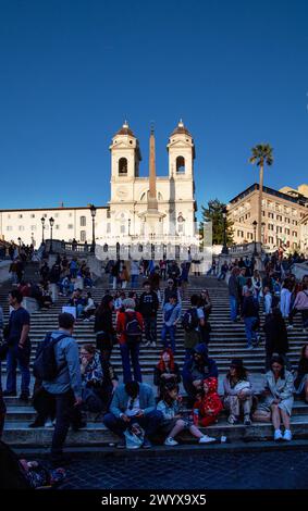 Spanische Treppe in Rom, Italien einen steilen Hang hinauf zwischen der Piazza di Spagna am Fuß und der Piazza Trinità dei Monti, der Kirche Trinità dei Monti Stockfoto
