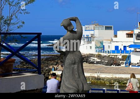 Monumento Al Pescador Statue einer Frau mit Blick auf das Meer bei Paco Curbel. El Cotillo, Fuerteventura, Kanarische Inseln Im Februar 2024 Stockfoto