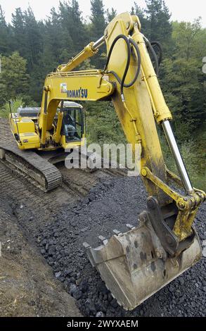 Bau eines Waldweges mit schwarzer Schlacke aus der Gießerei. Ormaiztegi, Guipúzcoa. Euskadi, Spanien. Stockfoto