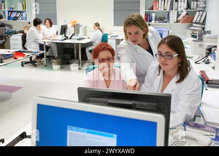 Medizinische Sitzung, klinische Sitzung, Büro, Krankenhaus Donostia, San Sebastian, Gipuzkoa, Baskenland, Spanien. Stockfoto