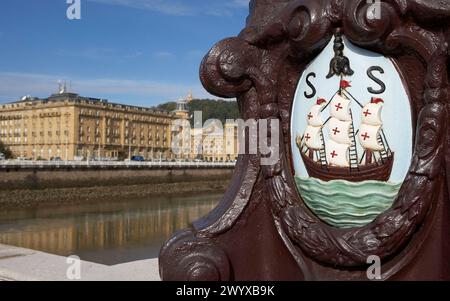 Das Wappen von San Sebastian. Brücke Santa Catalina. Hotel Maria Cristina und Teatro Victoria Eugenia hinten, Fluss Urumea, Donostia, San Sebastian, Gipuzkoa, Euskadi. Spanien. Stockfoto