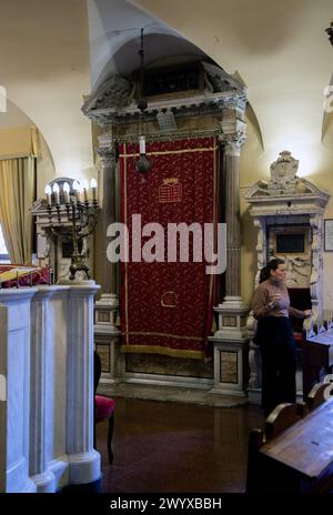 Innenraum und Ausstellungen des Jüdischen Museums in Rom, Italien und der Spanischen Synagoge Stockfoto