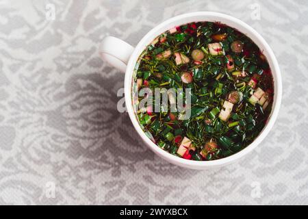Kalte Rote-Bete-Sommersuppe mit Kräutern und Gurken. Traditioneller kalter Rote-Bete-Borschtsch, ein beliebtes Gericht in der Ukraine und Weißrussland Stockfoto