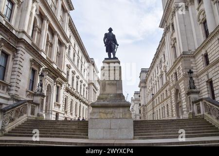 London, Großbritannien. April 2024. Die Statue von Robert Clive vor dem Foreign, Commonwealth and Development Office in Westminster. Ein neuer Bericht beschreibt die Regierungsabteilung als „elitär und verwurzelt in der Vergangenheit“. Quelle: Vuk Valcic/Alamy Live News Stockfoto