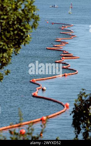 Schwimmende Barriere, um die Verschmutzung durch den Kraftstoff zu verhindern, der durch die Umweltkatastrophe des Prestige Tankers verschüttet wurde. Bahía de Santander. Kantabrien. Spanien. Stockfoto