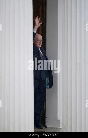 Der irische Präsident Michael D Higgins verabschiedet sich, als Leo Varadkar Aras an Uachtarain in Dublin verlässt, nachdem er seinen Rücktritt als taoiseach angekündigt hatte. Bilddatum: Montag, 8. April 2024. Stockfoto