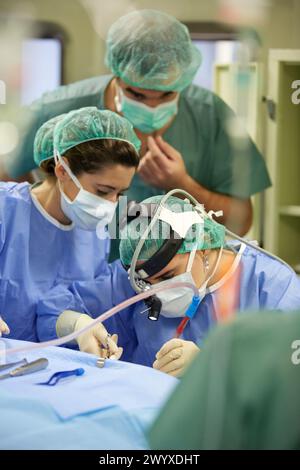 Tonsillektomie, Chirurgen, die eine Tonsillektomie durchführen Tonsillenentfernung Chirurgie, ORL, Hals-Nasen-Ohren-OP, Krankenhaus Donostia, San Sebastian, Gipuzkoa, Baskenland, Spanien. Stockfoto