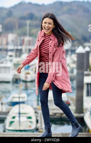 Junge Frau, Marina, Pasai Donibane, Pasaia Port, Gipuzkoa, Baskenland, Spanien, Europa. Stockfoto