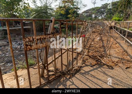 Besucher, Händler und illegale birmanische Einwanderer laufen an der thailändischen Seite der Grenze zwischen Thailand und Myanmar in Mae SOT, Thailand. Stockfoto