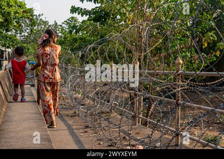 Besucher, Händler und illegale birmanische Einwanderer laufen an der thailändischen Seite der Grenze zwischen Thailand und Myanmar in Mae SOT, Thailand. Stockfoto