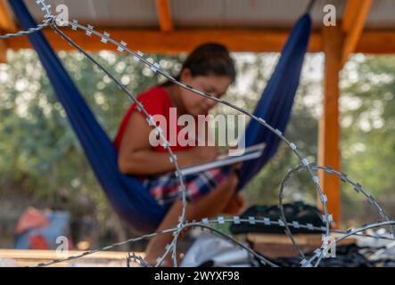 Besucher, Händler und illegale birmanische Einwanderer laufen an der thailändischen Seite der Grenze zwischen Thailand und Myanmar in Mae SOT, Thailand. Stockfoto