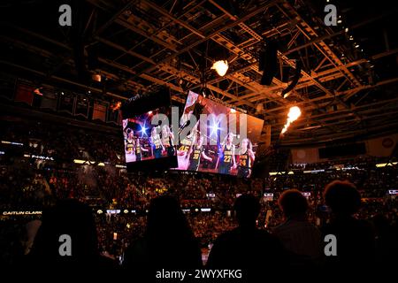 Cleveland, Ohio, USA. April 2024. Der Guardin Caitlin Clark #22 von Iowa Hawkeyes wird vor dem Tip off des letzten Spiels des NCAA Women’s Final Four Turniers im Rocket Mortgage Fieldhouse in Cleveland, Ohio, vorgestellt. (Kindell Buchanan/Alamy Live News) Stockfoto