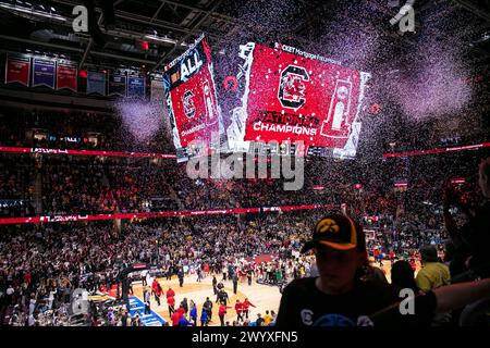 Cleveland, Ohio, USA. April 2024. Ein Iowa-Fan verlässt die Stadt, wenn Konfetti fällt und feiert die South Carolina Gamecocks als National Champions of NCAA Women’s Final Four im Rocket Mortgage Fieldhouse in Cleveland, Ohio. (Kindell Buchanan/Alamy Live News) Stockfoto