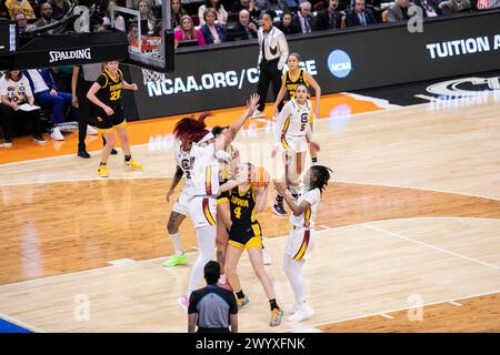 Cleveland, Ohio, USA. April 2024. Iowa Hawkeyes Wärter Kylie Feuerbach #4 versucht einen Schuss während des letzten Spiels des NCAA Women’s Final Four Turniers im Rocket Mortgage Fieldhouse in Cleveland, Ohio. (Kindell Buchanan/Alamy Live News) Stockfoto