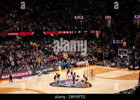 Cleveland, Ohio, USA. April 2024. Tipp des letzten Spiels zwischen den South Carolina Gamecocks und den Iowa Hawkeyes im NCAA Women’s Final Four Turnier im Rocket Mortgage Fieldhouse in Cleveland, Ohio. (Kindell Buchanan/Alamy Live News) Stockfoto