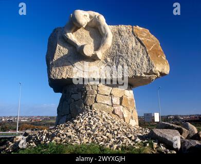 Die Skulptur Arte et Labor von Thompson Dagnall wurde 1999 für Blackburn zusammen mit dem Darwen Borough Council fertiggestellt Stockfoto