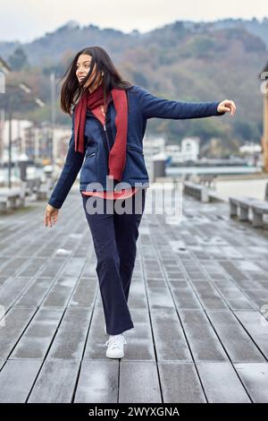 Junge Frau, Marina, Pasai Donibane, Pasaia Port, Gipuzkoa, Baskenland, Spanien, Europa. Stockfoto