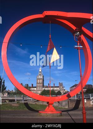 Die Stahlwellen-Skulptur des Künstlers Peter Fink steht am Ufer des Usk bei Newport und steht für eine lange Geschichte der Stahlherstellung. Stockfoto