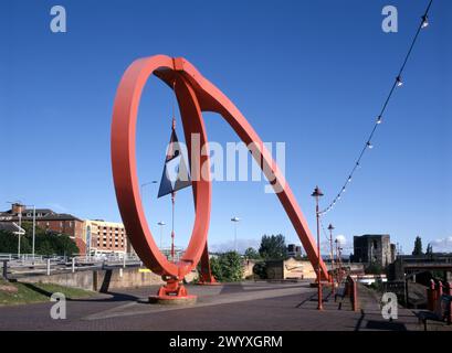 Die Stahlwellen-Skulptur des Künstlers Peter Fink steht am Ufer des Usk bei Newport und steht für eine lange Geschichte der Stahlherstellung. Stockfoto